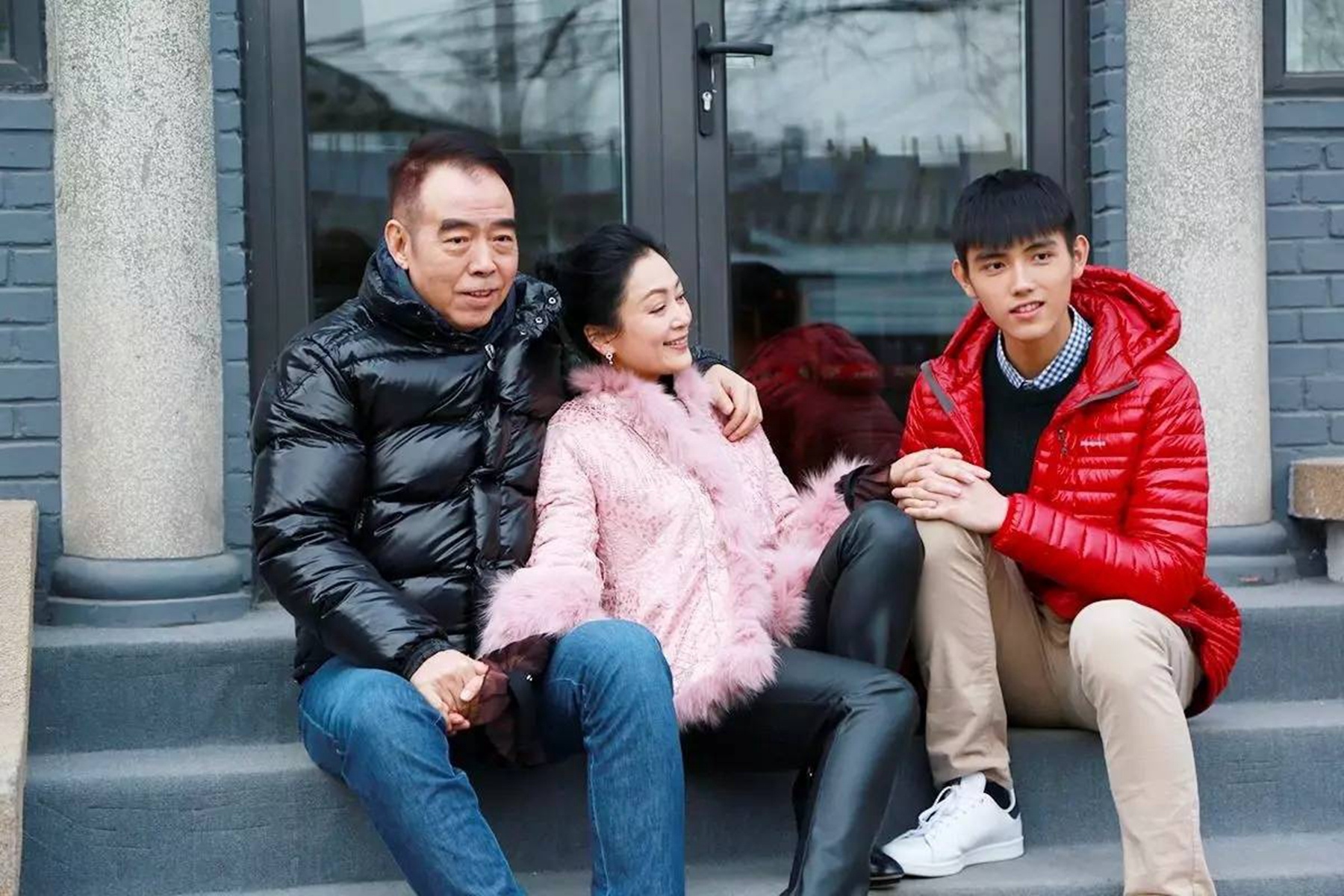 Drama "V&igrave; Mẹ Anh Bắt Chia Tay" bản Trung: Thiếu gia k&eacute;m 8 tuổi bỏ nh&agrave; theo Địch Lệ Nhiệt Ba bất chấp sự cấm đo&aacute;n của gia đ&igrave;nh- Ảnh 9.