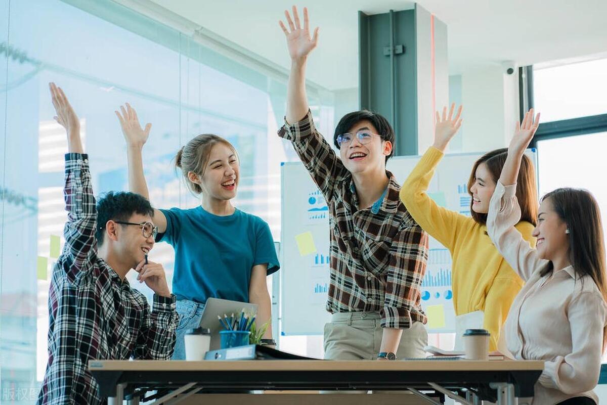 Từng bị ch&ecirc; n&oacute;ng, dột v&agrave; leo cầu thang mệt, căn hộ tầng cao nhất của tập thể cũ nay lại trở th&agrave;nh &ldquo;m&oacute;n hời&rdquo; được săn đ&oacute;n- Ảnh 4.