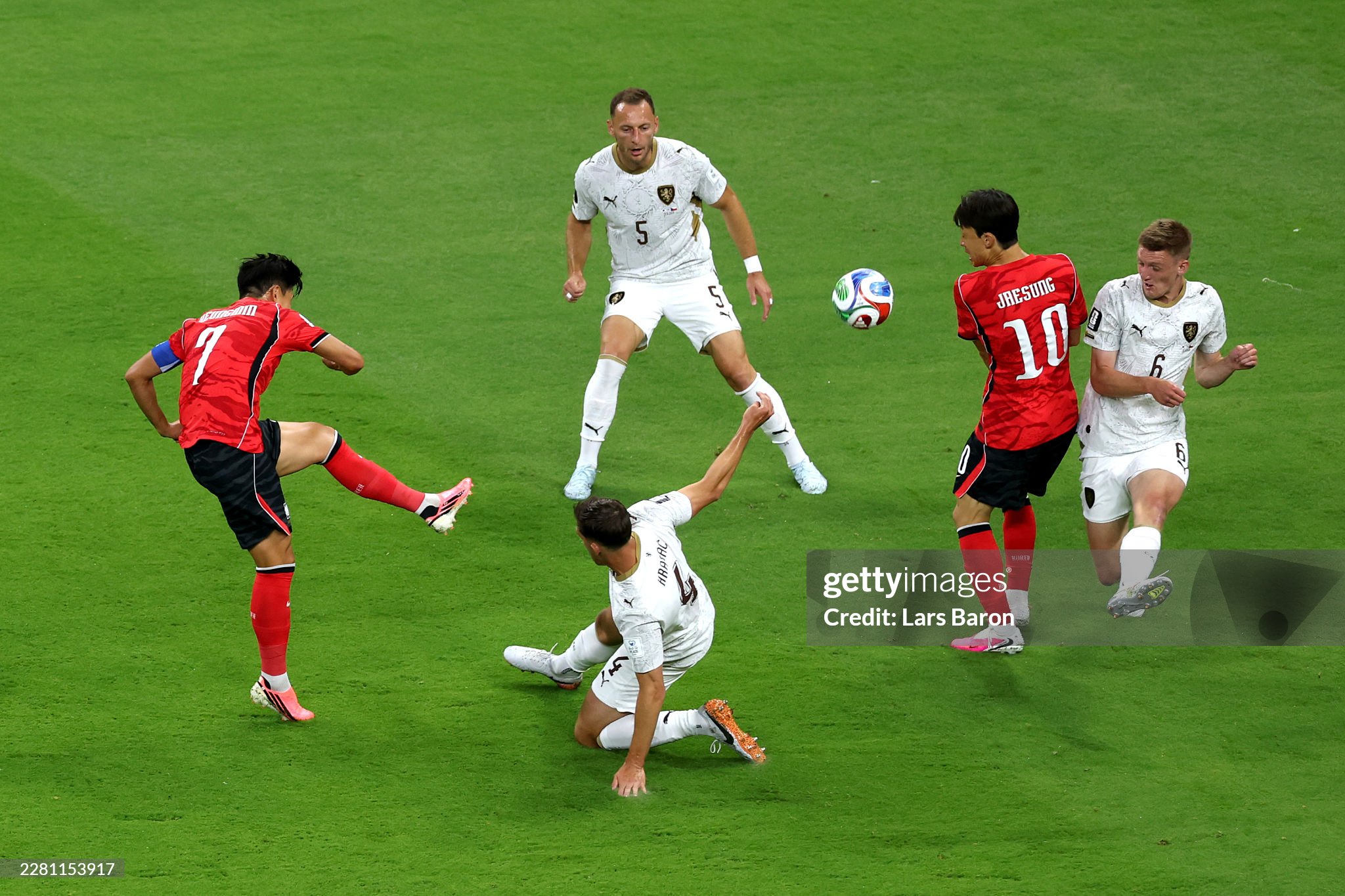 Gallery - ĐT Hàn Quốc 2-1 CH Czech: 3 điểm mở màn cho Son Heung-min và các đồng đội với màn lội ngược dòng ấn tượng - image 15