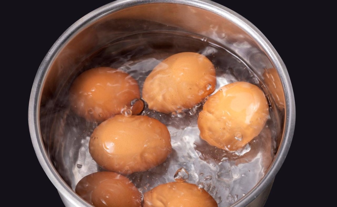 Luộc trứng n&ecirc;n đợi nước s&ocirc;i hay thả ngay từ nước lạnh? Đơn giản thế m&agrave; nhiều người vẫn sai- Ảnh 1.