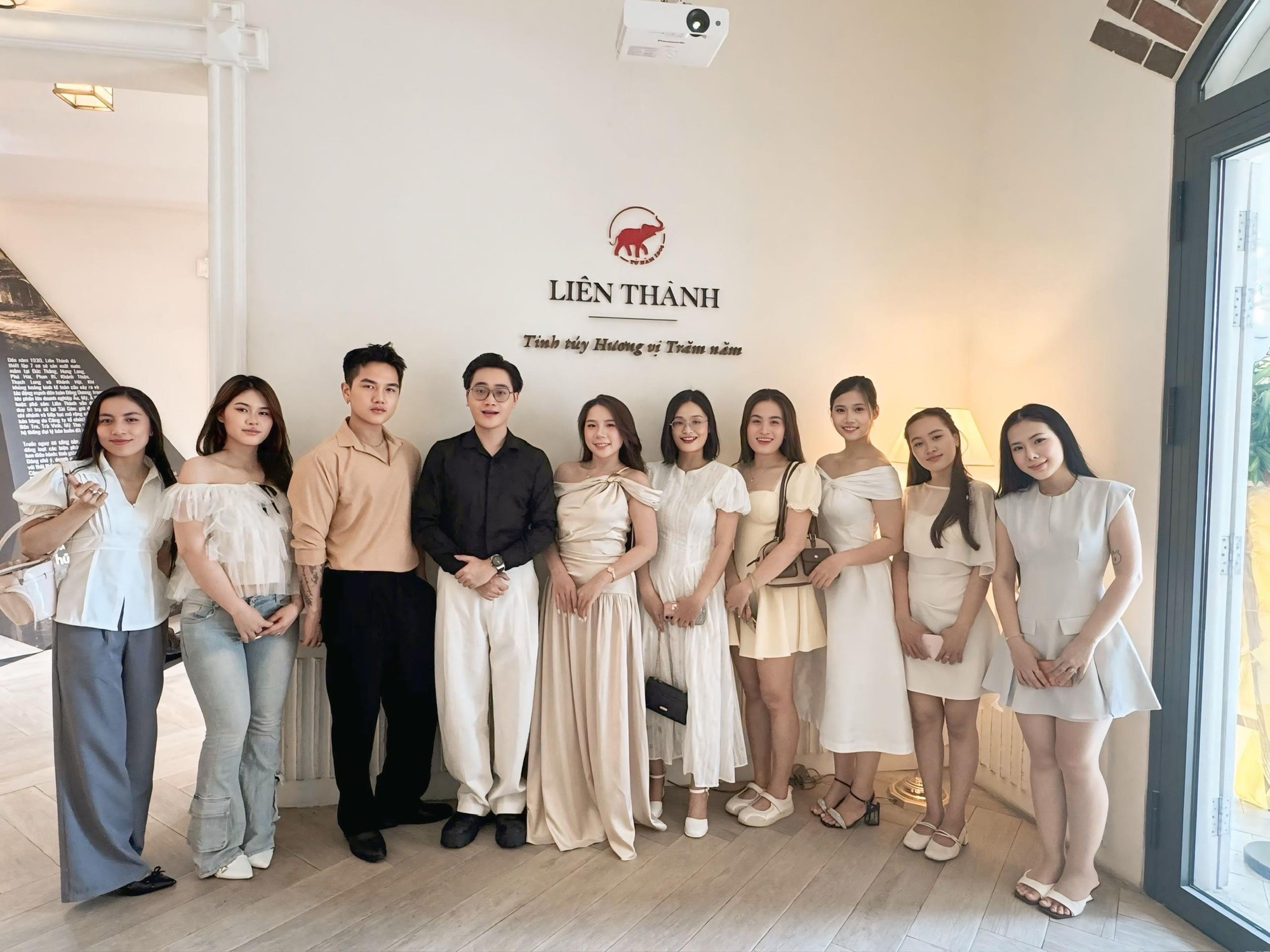 Ch&aacute;n c&agrave; ph&ecirc; x&ocirc; bồ, giới trẻ TP.HCM rủ nhau đổi gi&oacute; check in một nơi lạ m&agrave; quen - Ảnh 1.
