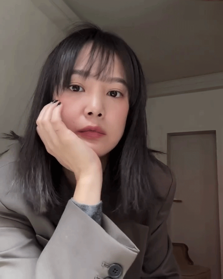 Kh&ocirc;ng tin mỹ nh&acirc;n n&agrave;y 42 tuổi v&igrave; gương mặt baby "b&uacute;ng ra sữa": G&aacute;i trẻ nh&igrave;n style m&agrave; muốn copy theo- Ảnh 2.