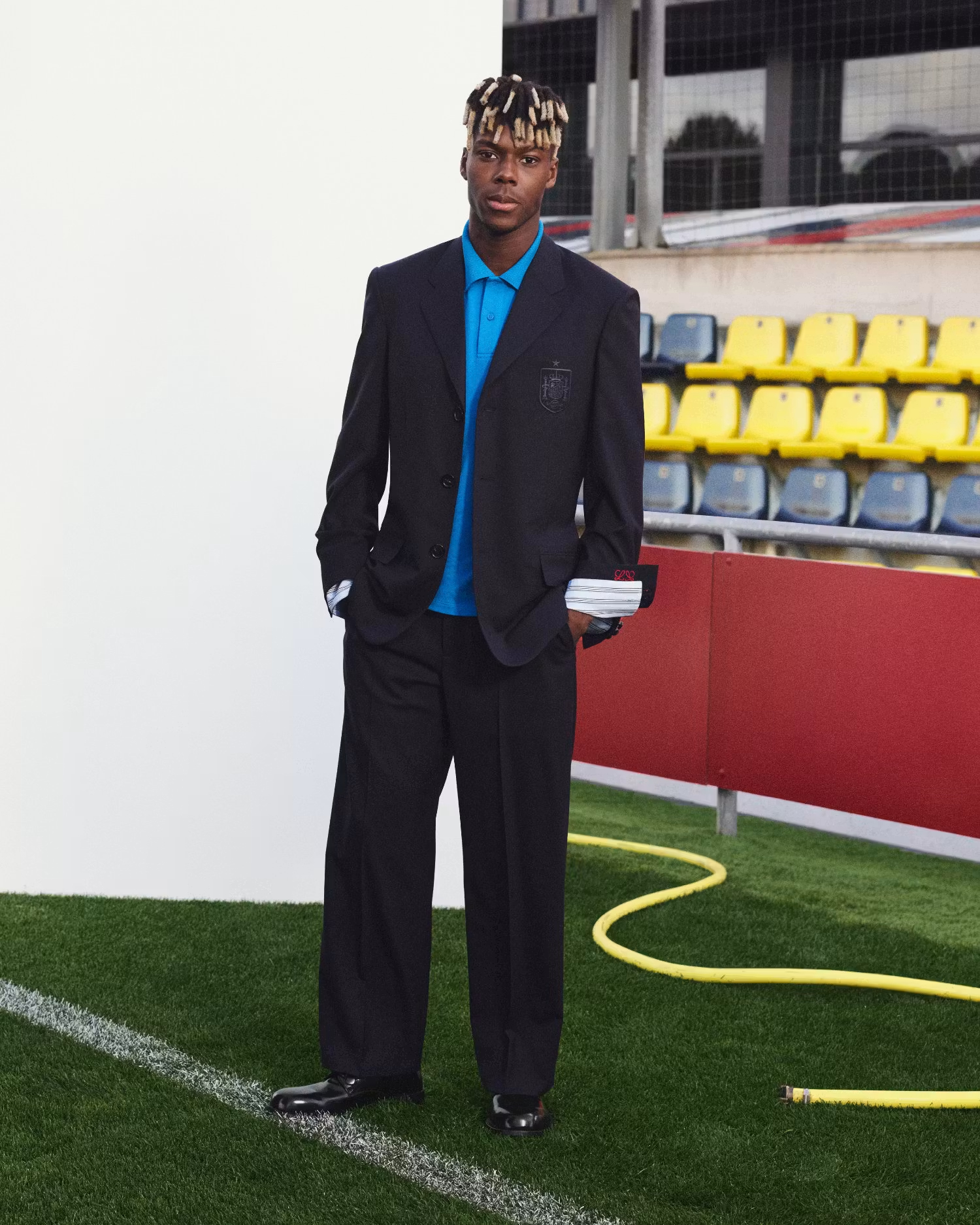 World Cup 2026 biến th&agrave;nh Fashion Week: S&acirc;n bay to&agrave;n trai đẹp mặc chất, đội tuyển 52 năm mới quay lại "hổ b&aacute;o" kh&ocirc;ng ai bằng- Ảnh 1.