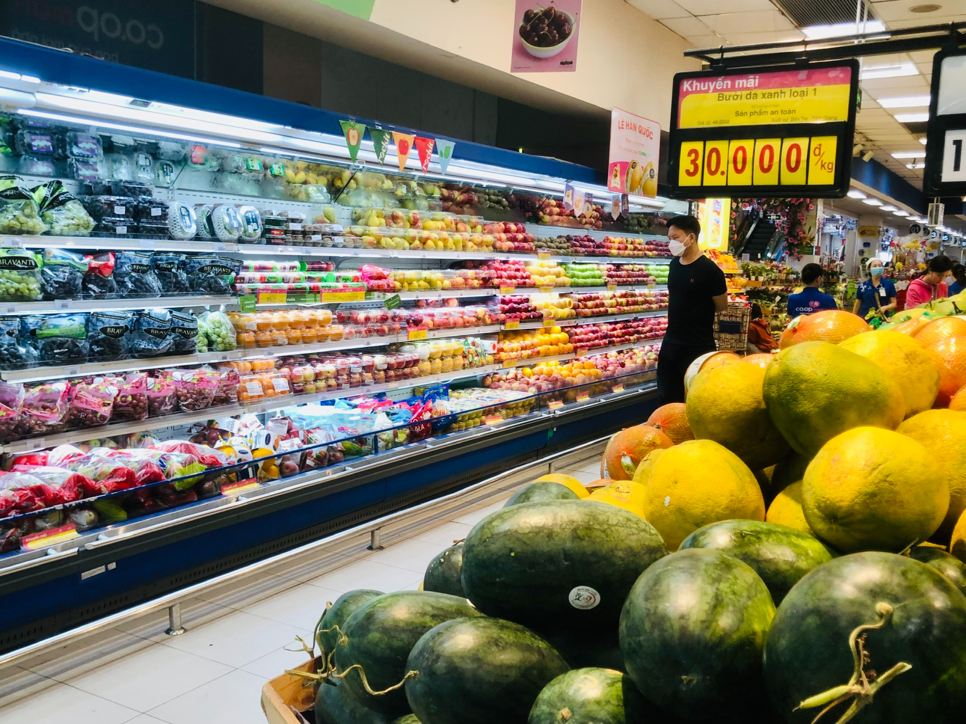 V&igrave; sao nhiều gia đ&igrave;nh th&iacute;ch mua hoa quả ở si&ecirc;u thị hơn ở chợ?- Ảnh 1.