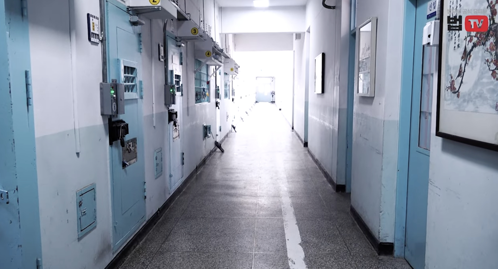 B&ecirc;n trong ph&ograve;ng giam chật hẹp hơn 6m&sup2; của cựu Tổng thống H&agrave;n Quốc lần đầu được h&eacute; lộ- Ảnh 2.