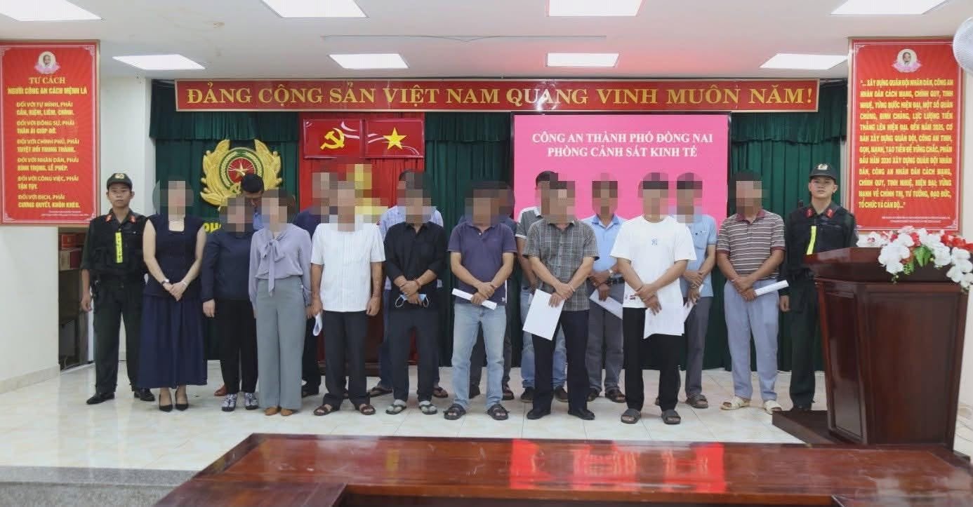 38 người bị khởi tố, nhiều kế toán và lãnh đạo doanh nghiệp liên quan đường dây hóa đơn "khủng" hơn 4.000 tỷ đồng- Ảnh 1. 38 người bị khởi tố, nhiều kế toán và lãnh đạo doanh nghiệp liên quan đường dây hóa đơn "khủng" hơn 4.000 tỷ đồng- Ảnh 1.