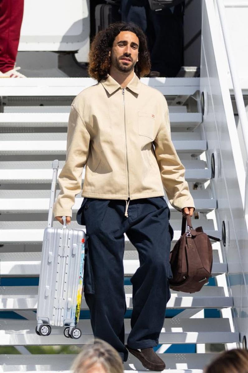 World Cup 2026 biến th&agrave;nh Fashion Week: S&acirc;n bay to&agrave;n trai đẹp mặc chất, đội tuyển 52 năm mới quay lại "hổ b&aacute;o" kh&ocirc;ng ai bằng- Ảnh 4.