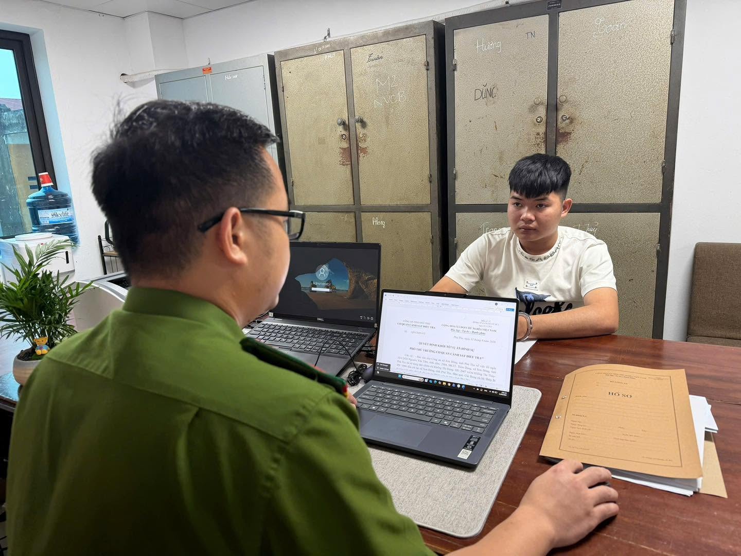 Bắt tạm giam Nguyễn Văn Tâm SN 2004 dùng dao phay tấn công vợ và mẹ vợ- Ảnh 1. Bắt tạm giam Nguyễn Văn Tâm SN 2004 dùng dao phay tấn công vợ và mẹ vợ- Ảnh 1.