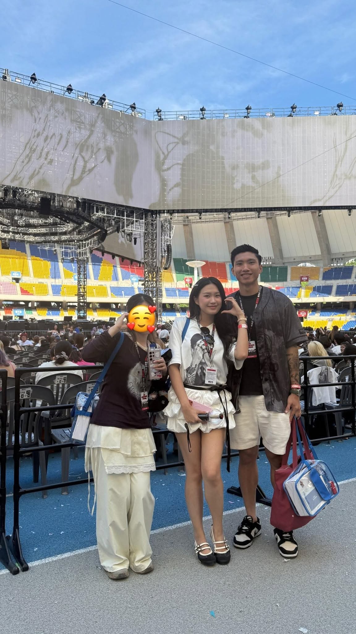 Đo&agrave;n Văn Hậu mua v&eacute; VIP concert BTS tại Busan, chụp 500 tấm ảnh rồi nh&igrave;n vợ cười với trai đẹp - Ảnh 4.