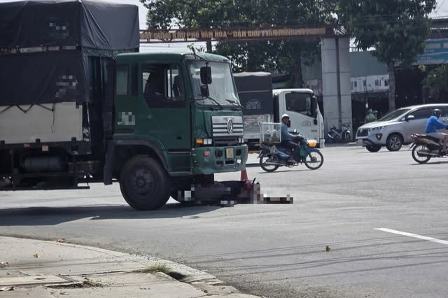 Hiện trường vụ thai phụ bị xe tải c&aacute;n tử vong ở TP.HCM: Nạn nh&acirc;n vừa nghỉ l&agrave;m, chuẩn bị về qu&ecirc; sinh con- Ảnh 1.