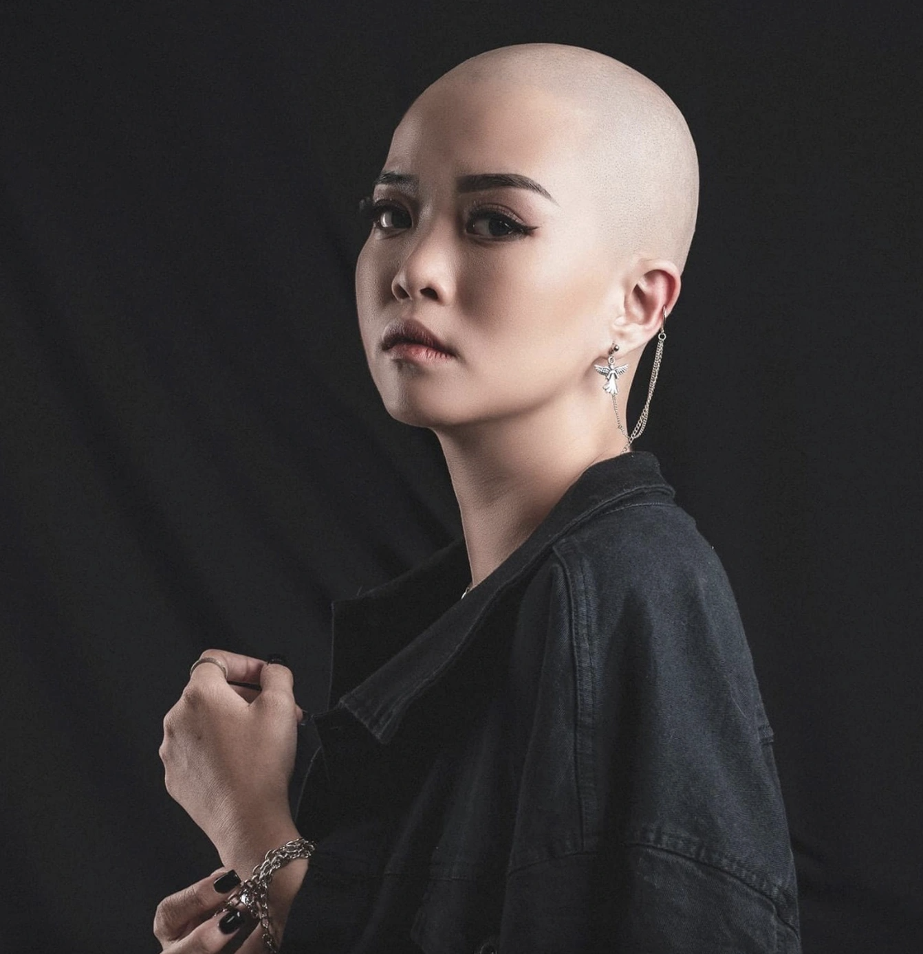 Nữ diễn vi&ecirc;n Việt duy nhất d&aacute;m cạo trọc đầu để c&oacute; vẻ đẹp độc bản, visual ngo&agrave;i đời xinh gấp ng&agrave;n lần tr&ecirc;n phim- Ảnh 4.