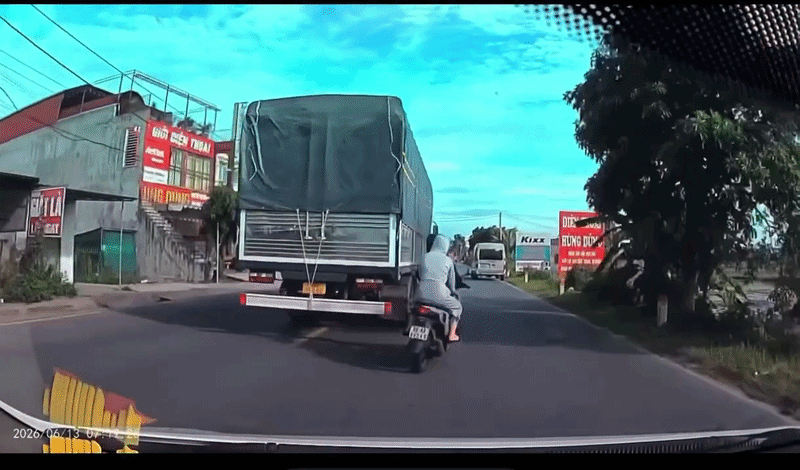 Camera 1 phút trước bi kịch khiến đôi nam nữ đi xe máy tử vong ở Hưng Yên - Ảnh 1.