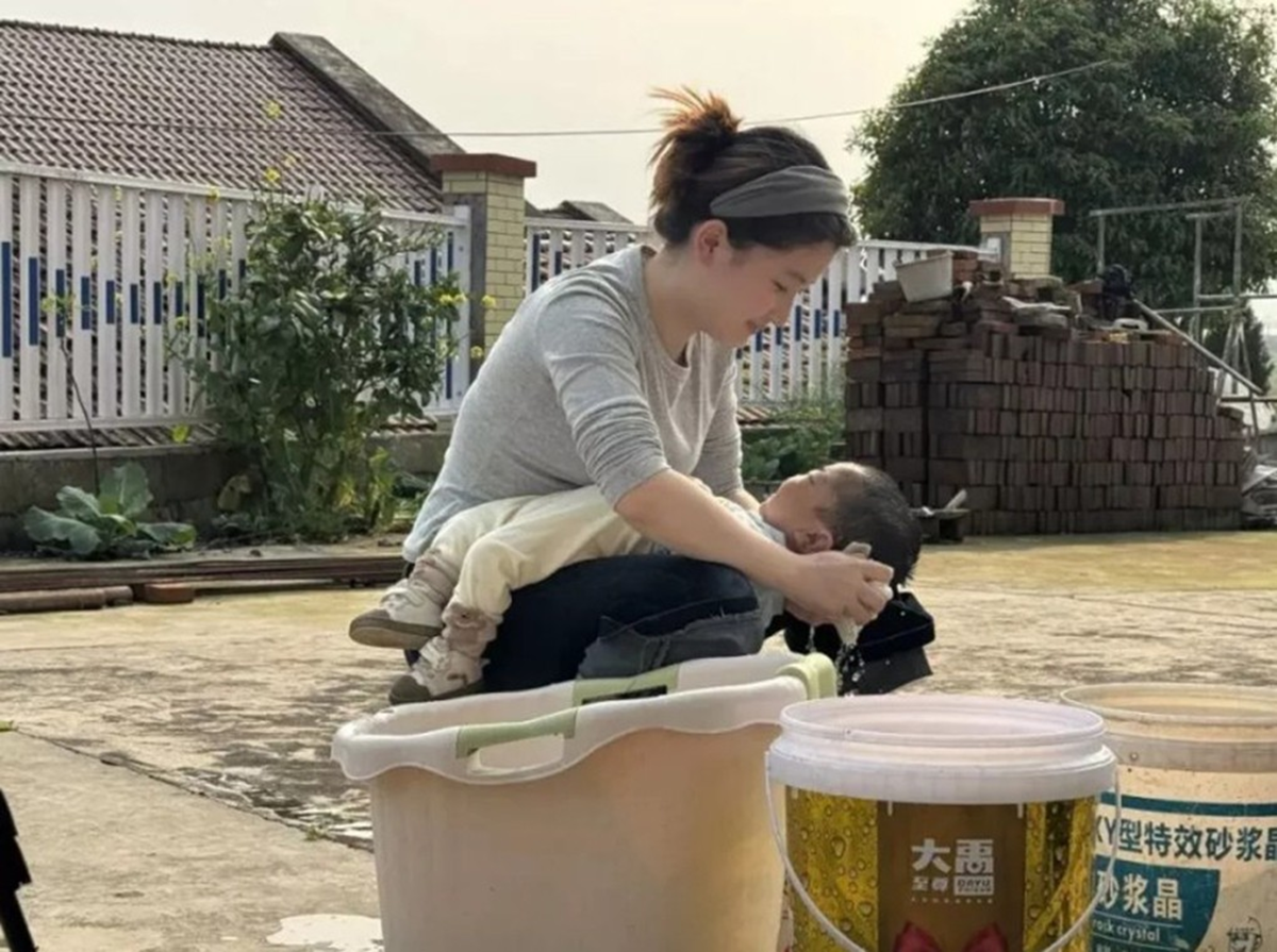 B&iacute; ẩn người đ&agrave;n &ocirc;ng "xấu x&iacute;" 25 tuổi như em b&eacute; 6 th&aacute;ng tuổi v&agrave; người phụ nữ xinh đẹp kề b&ecirc;n - Ảnh 2.