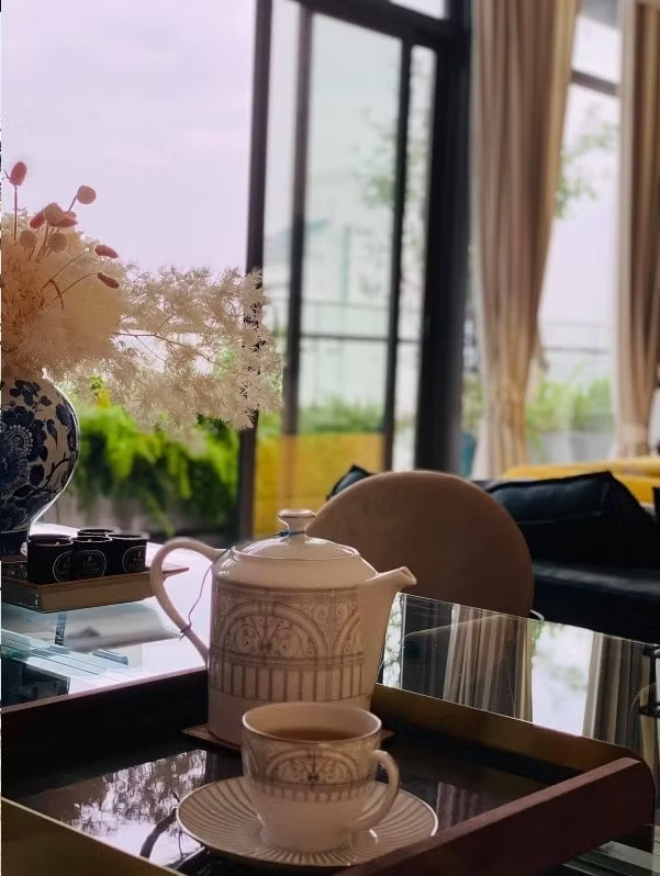 Nam nghệ sĩ Việt cưới vợ hơn 2 tuổi: Sống trong căn hộ view nh&igrave;n thẳng Hồ T&acirc;y, mới tậu th&ecirc;m 2 BĐS hạng sang- Ảnh 3.