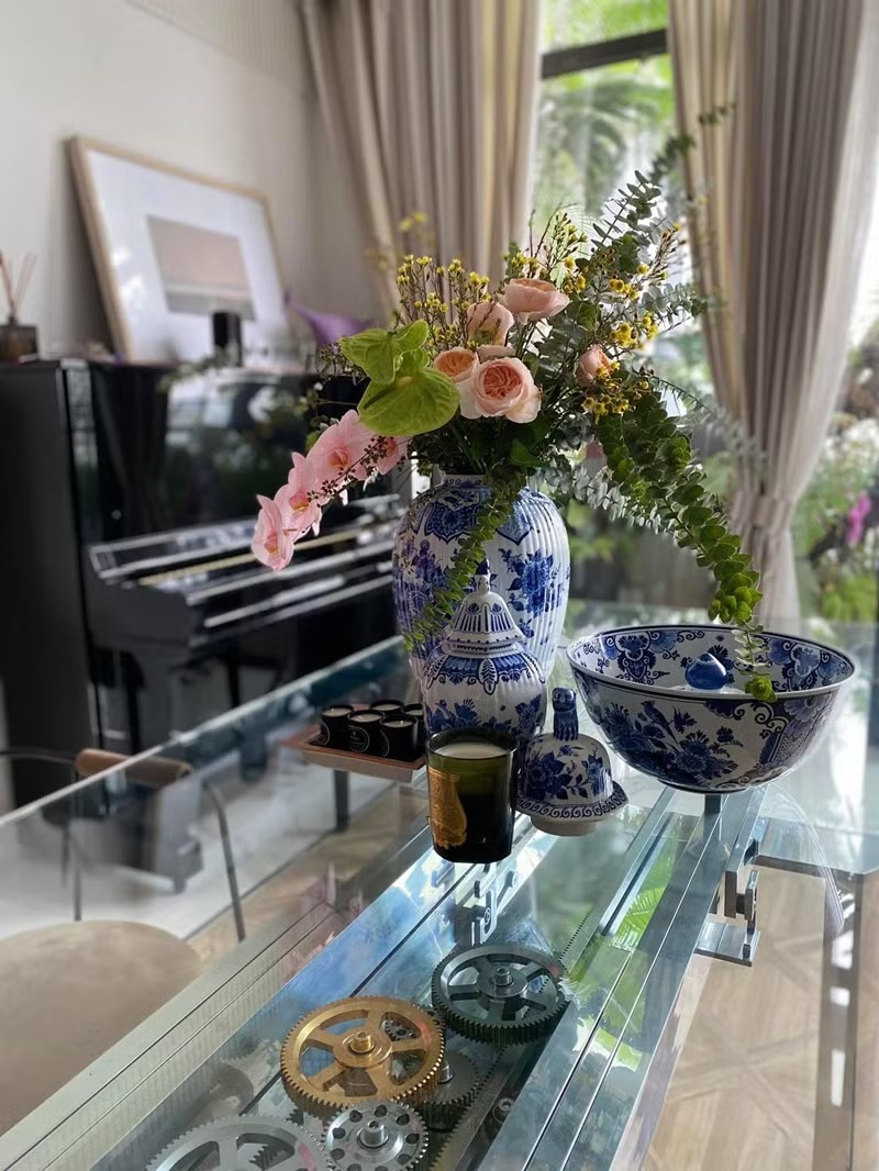 Nam nghệ sĩ Việt cưới vợ hơn 2 tuổi: Sống trong căn hộ view nh&igrave;n thẳng Hồ T&acirc;y, mới tậu th&ecirc;m 2 BĐS hạng sang- Ảnh 4.