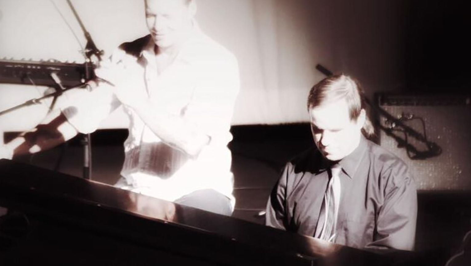 Từ c&uacute; đập đầu định mệnh đến thi&ecirc;n t&agrave;i piano: B&iacute; ẩn về người đ&agrave;n &ocirc;ng bỗng biết chơi nhạc d&ugrave; chưa từng học - Ảnh 1.