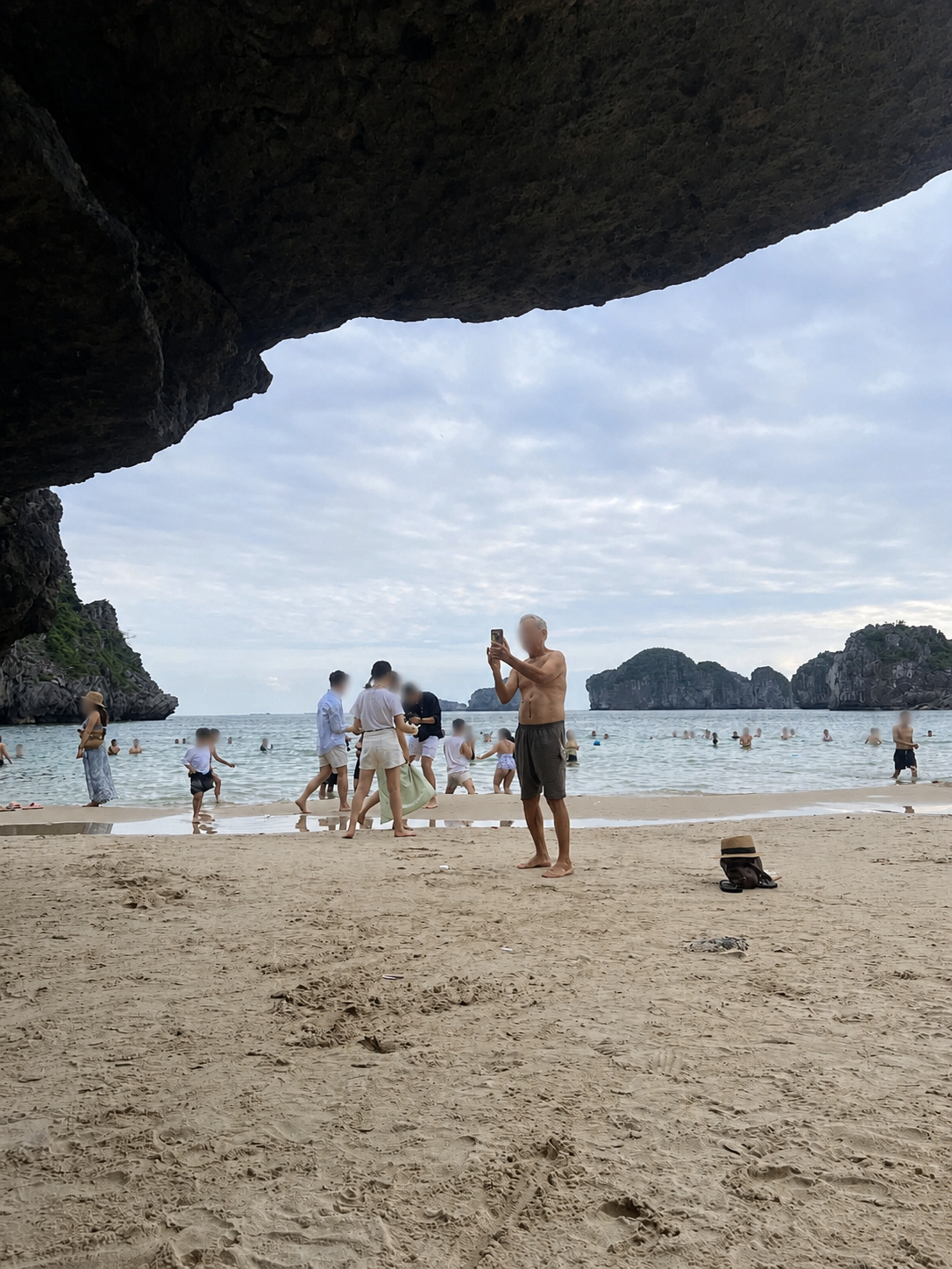 Mặc bikini đi biển ở C&aacute;t B&agrave;, nh&oacute;m nữ du kh&aacute;ch kể bị nh&igrave;n chằm chằm, chĩa m&aacute;y quay li&ecirc;n tục- Ảnh 3.