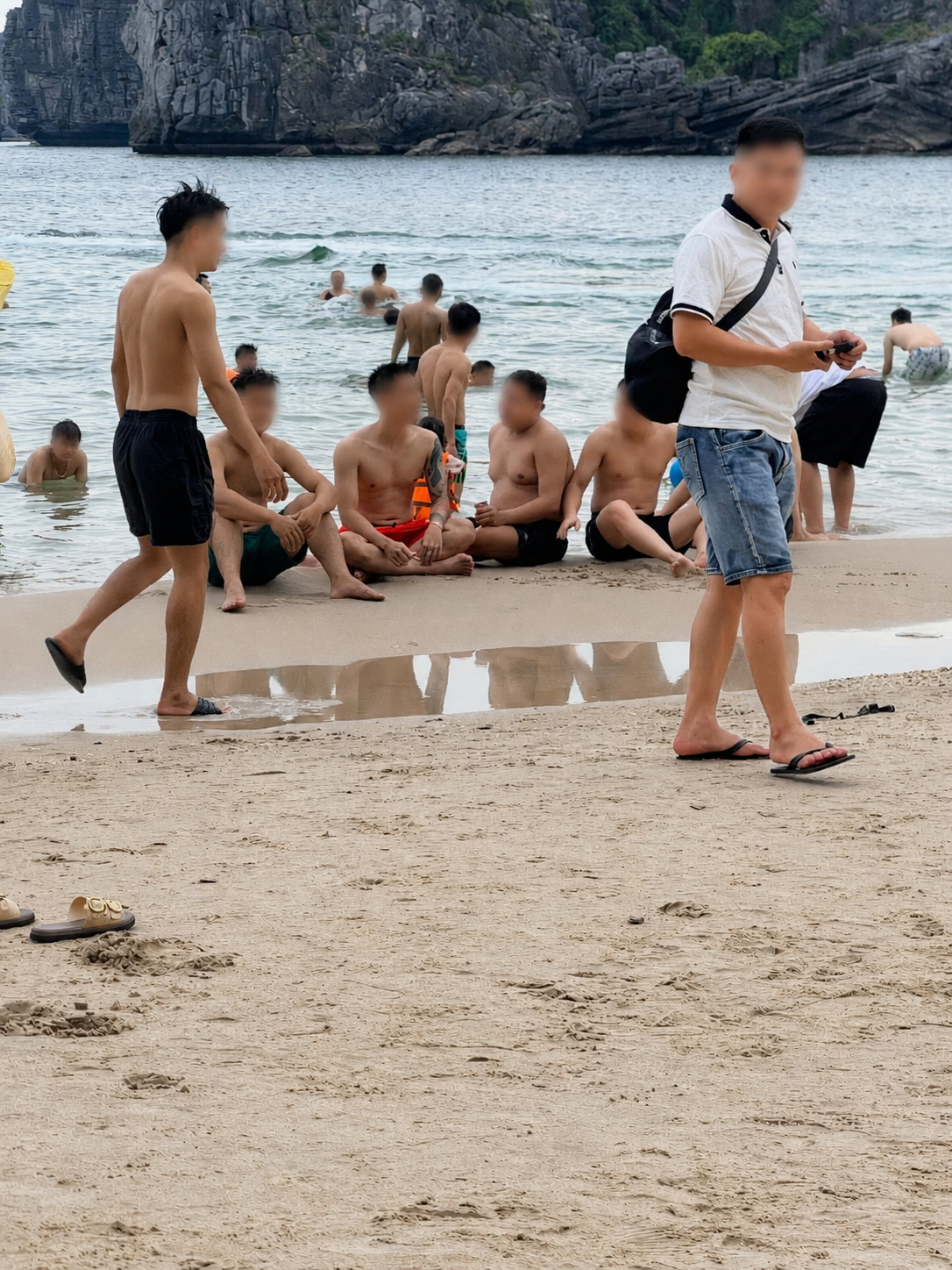Mặc bikini đi biển ở C&aacute;t B&agrave;, nh&oacute;m nữ du kh&aacute;ch kể bị nh&igrave;n chằm chằm, chĩa m&aacute;y quay li&ecirc;n tục- Ảnh 2.