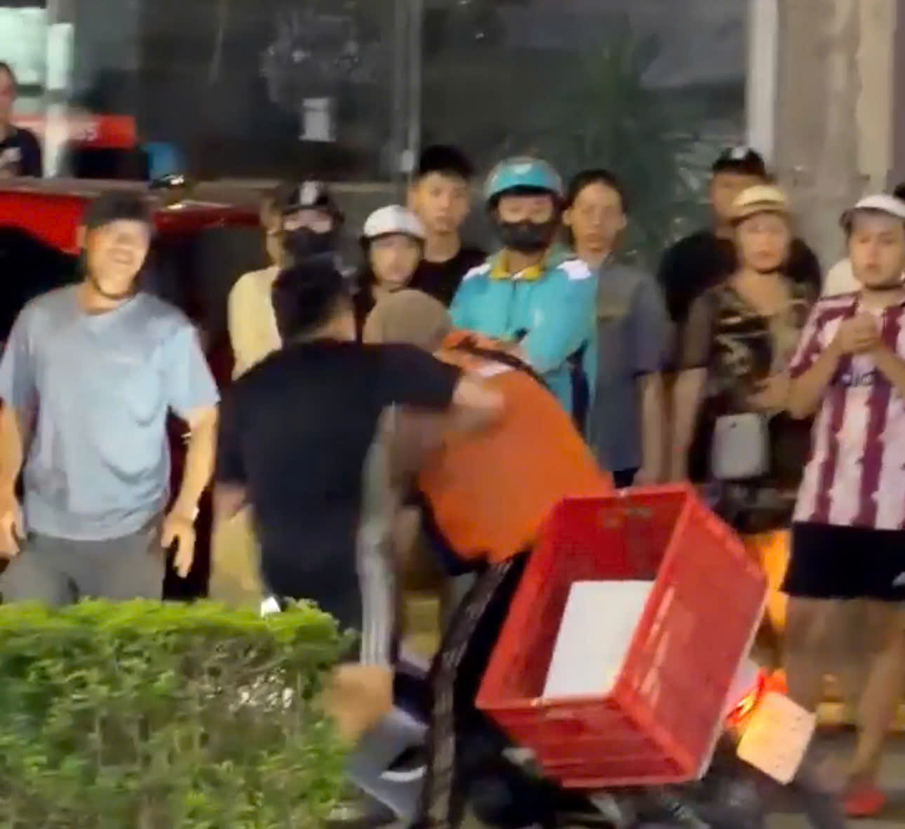 Vụ đ&aacute;nh tới tấp shipper giữa phố: Tạm giữ t&agrave;i xế taxi Hồ Xu&acirc;n Phương- Ảnh 2.