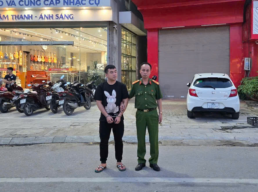 Vụ đ&aacute;nh tới tấp shipper giữa phố: Tạm giữ t&agrave;i xế taxi Hồ Xu&acirc;n Phương- Ảnh 1.