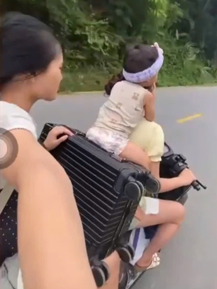 Giao xe cho thiếu nữ &lsquo;kẹp 3&rsquo; kh&ocirc;ng đội mũ bảo hiểm, chủ xe bị phạt 9 triệu đồng- Ảnh 1.