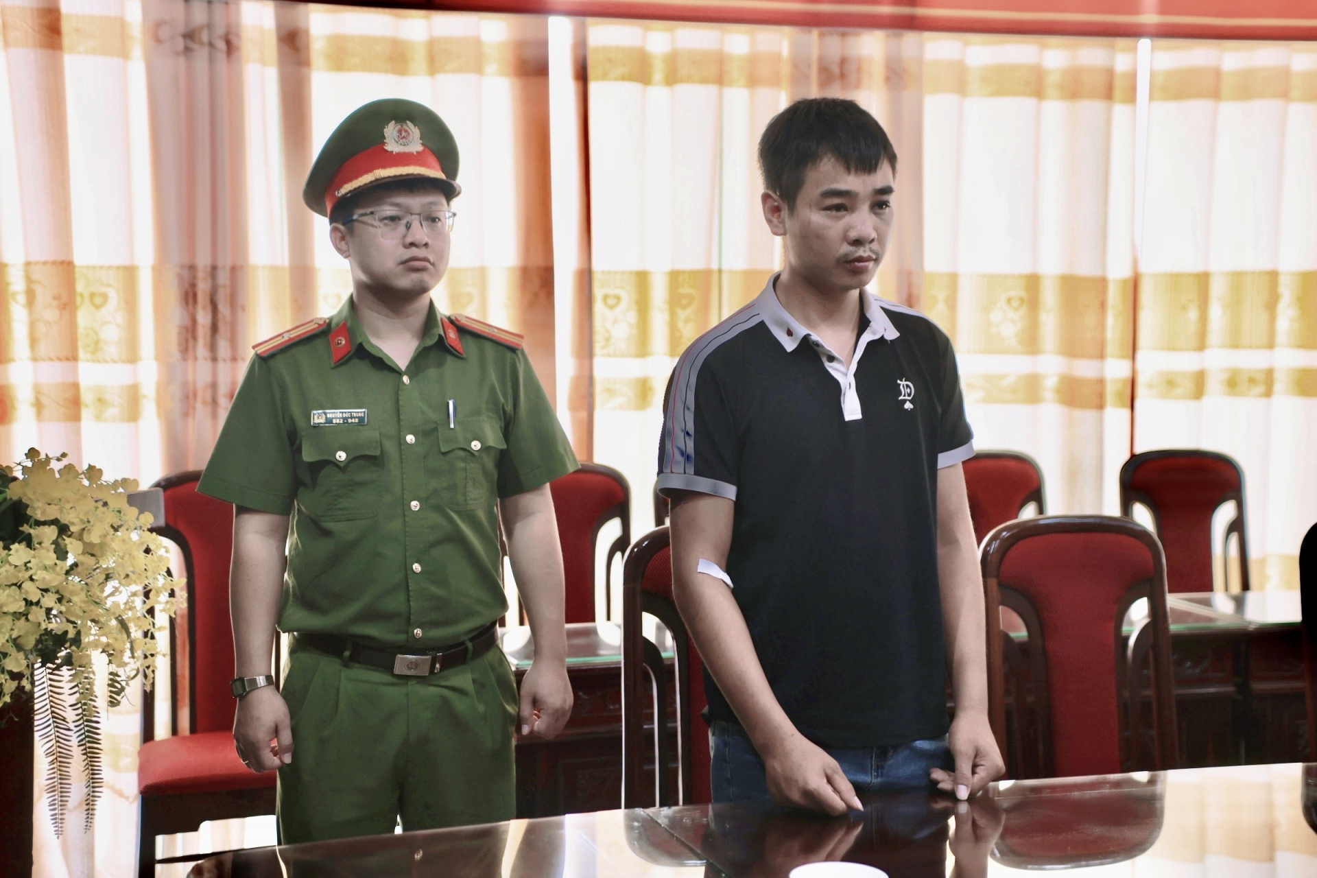 Quyết định bắt Đỗ Đ&igrave;nh Dũng - đối tượng lao v&agrave;o trụ sở chửi bới b&oacute;p cổ c&ocirc;ng an x&atilde;- Ảnh 1.