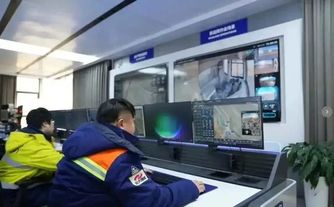Ph&aacute;t hiện 147 xe tải Trung Quốc kh&ocirc;ng người l&aacute;i, t&iacute;ch hợp c&ocirc;ng nghệ cao: &Acirc;m thầm hoạt động 24/7 tại kho b&aacute;u lộ thi&ecirc;n rộng hơn 102 km2- Ảnh 3.