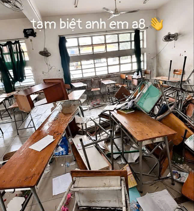 Buổi học cuối, nh&oacute;m học sinh lớp 9 n&eacute;m b&agrave;n ghế, s&aacute;ch vở giữa lớp g&acirc;y x&ocirc;n xao  - Ảnh 1.