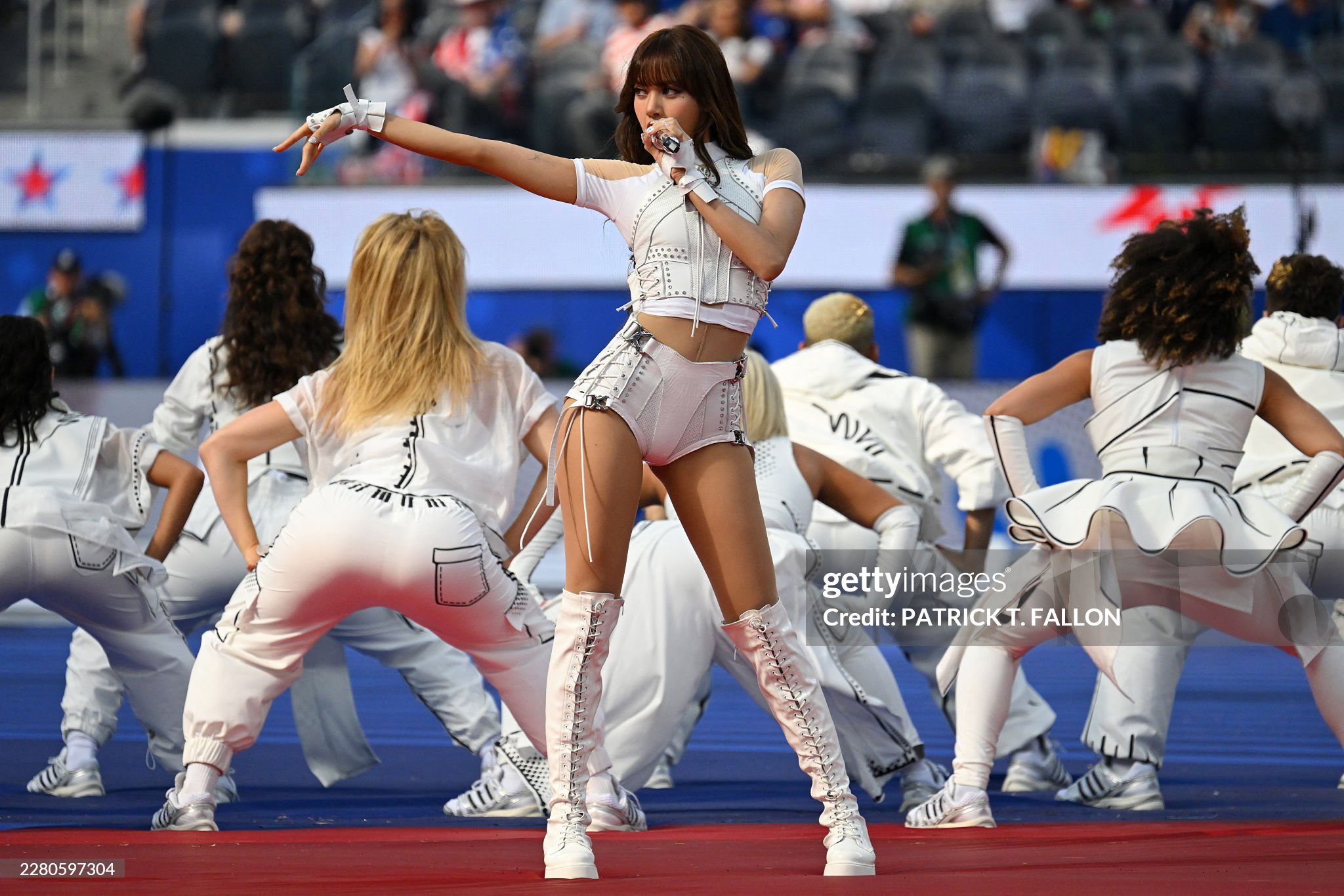 Gallery - Khai mạc World Cup 2026 tại Mỹ: Lisa (BLACKPINK) đổ bộ biến Los Angeles thành đại nhạc hội toàn cầu - image 11