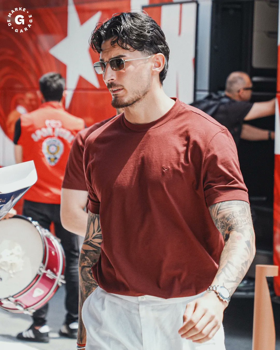 World Cup 2026 biến th&agrave;nh Fashion Week: S&acirc;n bay to&agrave;n trai đẹp mặc chất, đội tuyển 52 năm mới quay lại "hổ b&aacute;o" kh&ocirc;ng ai bằng- Ảnh 7.