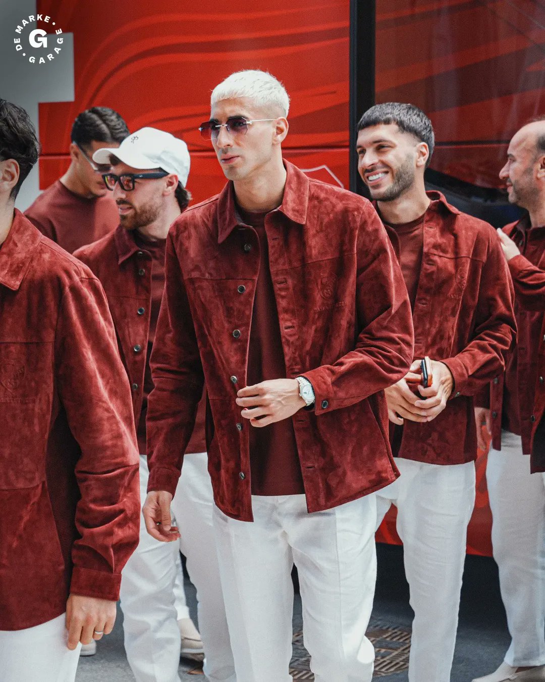 World Cup 2026 biến th&agrave;nh Fashion Week: S&acirc;n bay to&agrave;n trai đẹp mặc chất, đội tuyển 52 năm mới quay lại "hổ b&aacute;o" kh&ocirc;ng ai bằng- Ảnh 6.