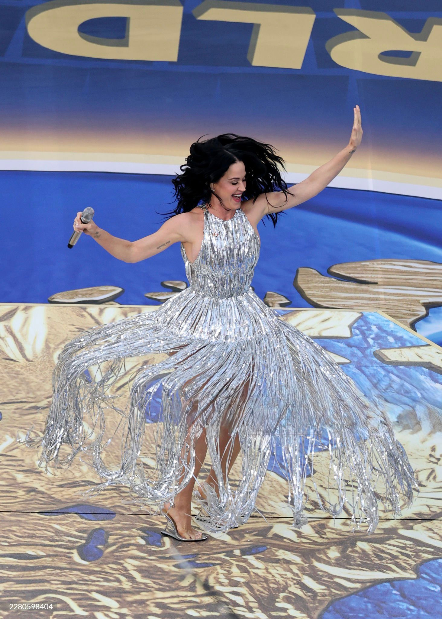Katy Perry mặc g&igrave; ở lễ khai mạc World Cup thế n&agrave;y?- Ảnh 5.
