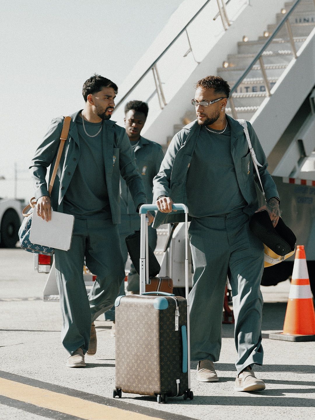 World Cup 2026 biến th&agrave;nh Fashion Week: S&acirc;n bay to&agrave;n trai đẹp mặc chất, đội tuyển 52 năm mới quay lại "hổ b&aacute;o" kh&ocirc;ng ai bằng- Ảnh 10.