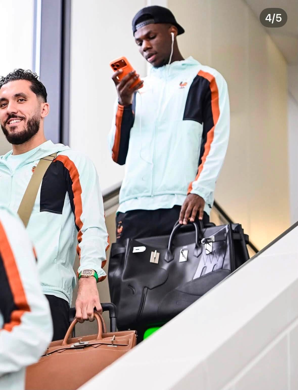 World Cup 2026 biến th&agrave;nh Fashion Week: S&acirc;n bay to&agrave;n trai đẹp mặc chất, đội tuyển 52 năm mới quay lại "hổ b&aacute;o" kh&ocirc;ng ai bằng- Ảnh 19.