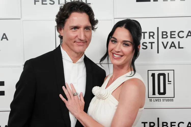 Katy Perry say đắm cựu Thủ tướng Canada lắm rồi, c&ocirc;ng khai &ocirc;m h&ocirc;n quấn qu&iacute;t chẳng rời tại World Cup 2026- Ảnh 3.