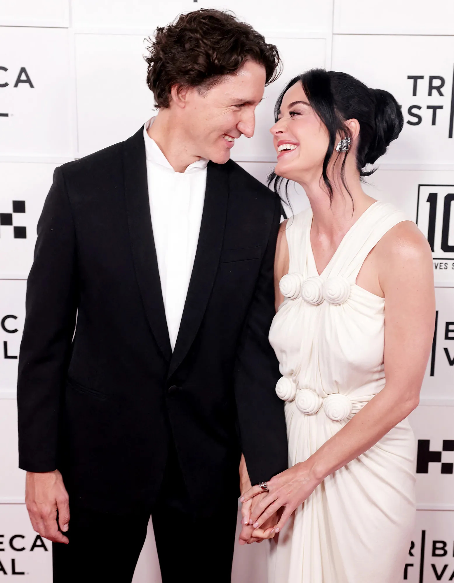 Katy Perry say đắm cựu Thủ tướng Canada lắm rồi, c&ocirc;ng khai &ocirc;m h&ocirc;n quấn qu&iacute;t chẳng rời tại World Cup 2026- Ảnh 4.