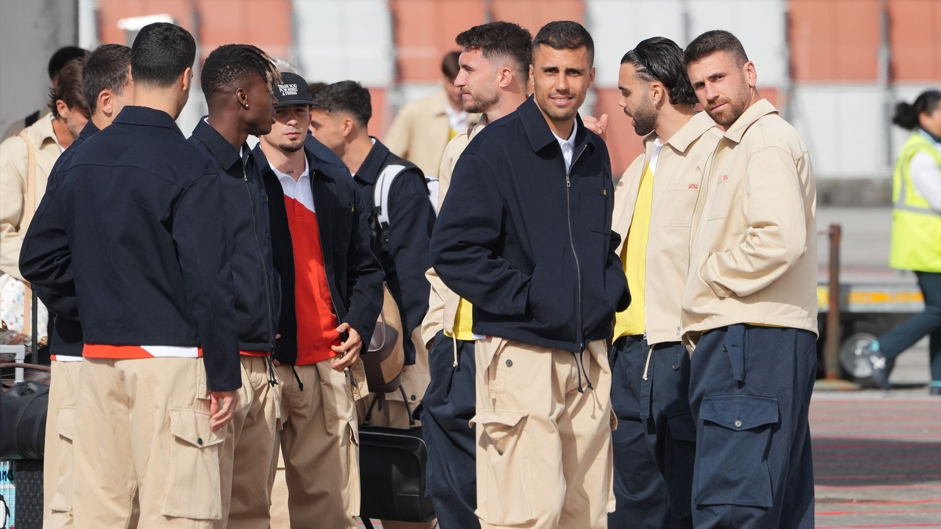 World Cup 2026 biến th&agrave;nh Fashion Week: S&acirc;n bay to&agrave;n trai đẹp mặc chất, đội tuyển 52 năm mới quay lại "hổ b&aacute;o" kh&ocirc;ng ai bằng- Ảnh 2.