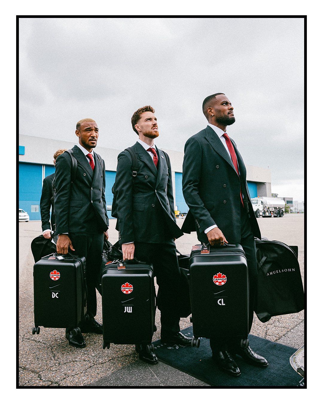 World Cup 2026 biến th&agrave;nh Fashion Week: S&acirc;n bay to&agrave;n trai đẹp mặc chất, đội tuyển 52 năm mới quay lại "hổ b&aacute;o" kh&ocirc;ng ai bằng- Ảnh 11.