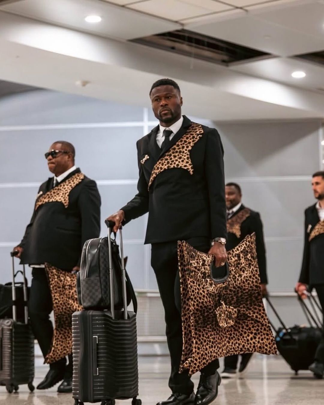 World Cup 2026 biến th&agrave;nh Fashion Week: S&acirc;n bay to&agrave;n trai đẹp mặc chất, đội tuyển 52 năm mới quay lại "hổ b&aacute;o" kh&ocirc;ng ai bằng- Ảnh 12.