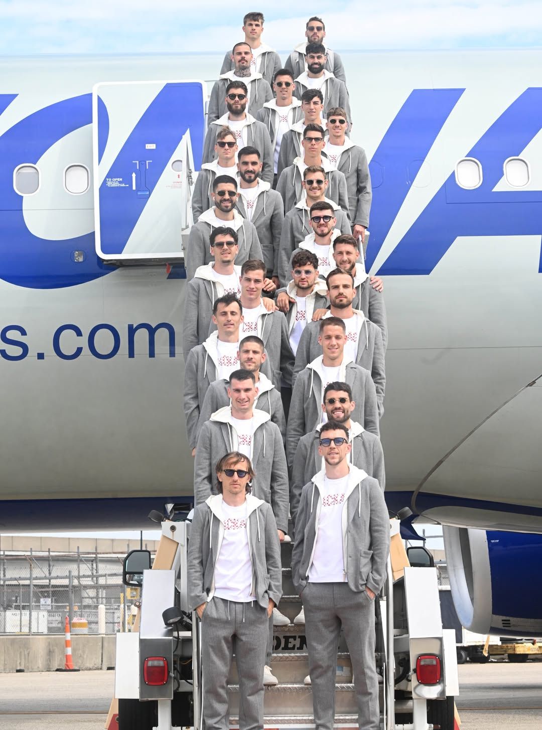 World Cup 2026 biến th&agrave;nh Fashion Week: S&acirc;n bay to&agrave;n trai đẹp mặc chất, đội tuyển 52 năm mới quay lại "hổ b&aacute;o" kh&ocirc;ng ai bằng- Ảnh 16.