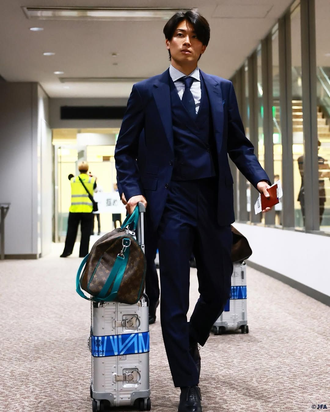 World Cup 2026 biến th&agrave;nh Fashion Week: S&acirc;n bay to&agrave;n trai đẹp mặc chất, đội tuyển 52 năm mới quay lại "hổ b&aacute;o" kh&ocirc;ng ai bằng- Ảnh 8.