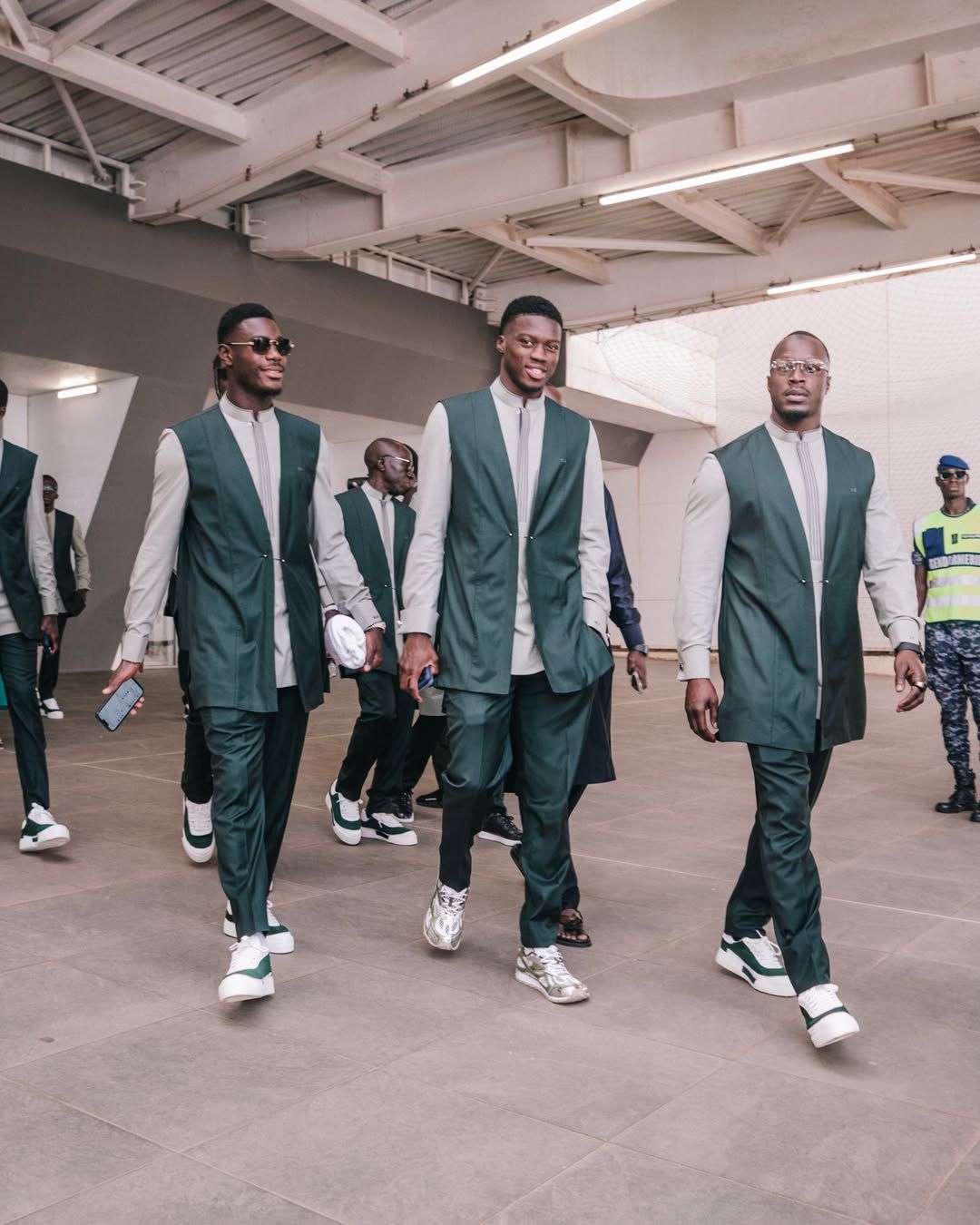 World Cup 2026 biến th&agrave;nh Fashion Week: S&acirc;n bay to&agrave;n trai đẹp mặc chất, đội tuyển 52 năm mới quay lại "hổ b&aacute;o" kh&ocirc;ng ai bằng- Ảnh 15.