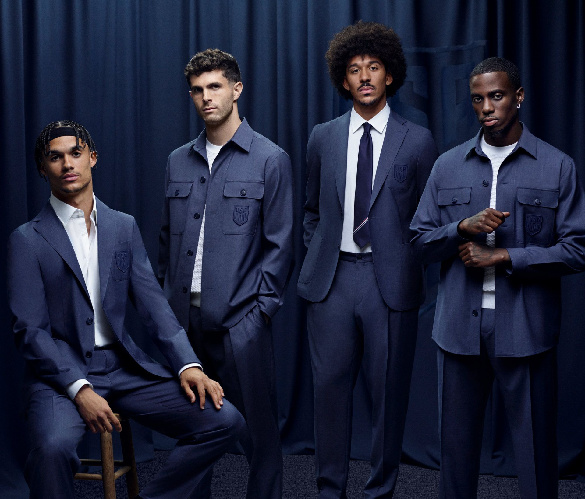 World Cup 2026 biến th&agrave;nh Fashion Week: S&acirc;n bay to&agrave;n trai đẹp mặc chất, đội tuyển 52 năm mới quay lại "hổ b&aacute;o" kh&ocirc;ng ai bằng- Ảnh 9.