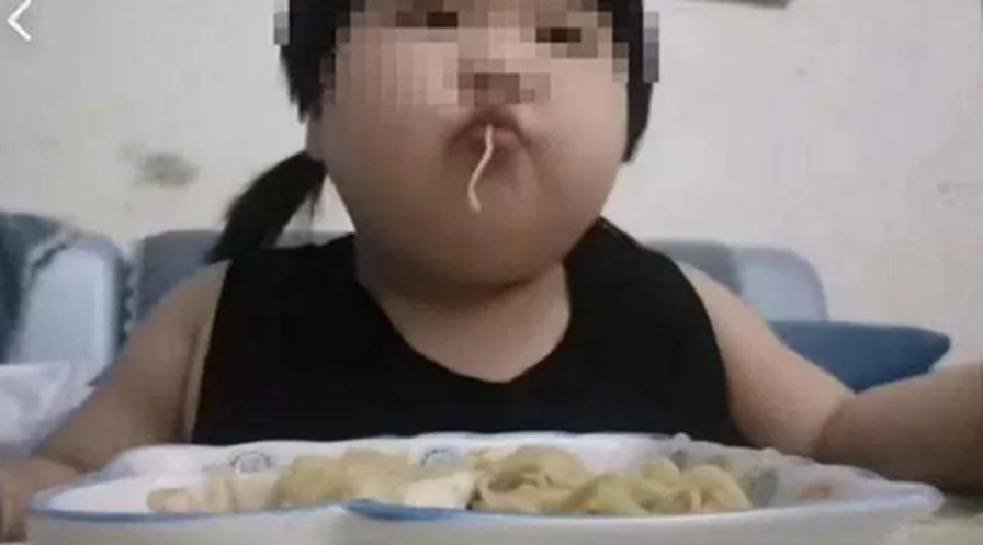 B&eacute; g&aacute;i 8 tuổi đ&atilde; nặng 45kg, gan nhiễm mỡ nặng v&igrave; mỗi bữa đều ăn qu&aacute; nhiều 1 m&oacute;n m&acirc;m cơm gia đ&igrave;nh n&agrave;o cũng c&oacute;- Ảnh 1.