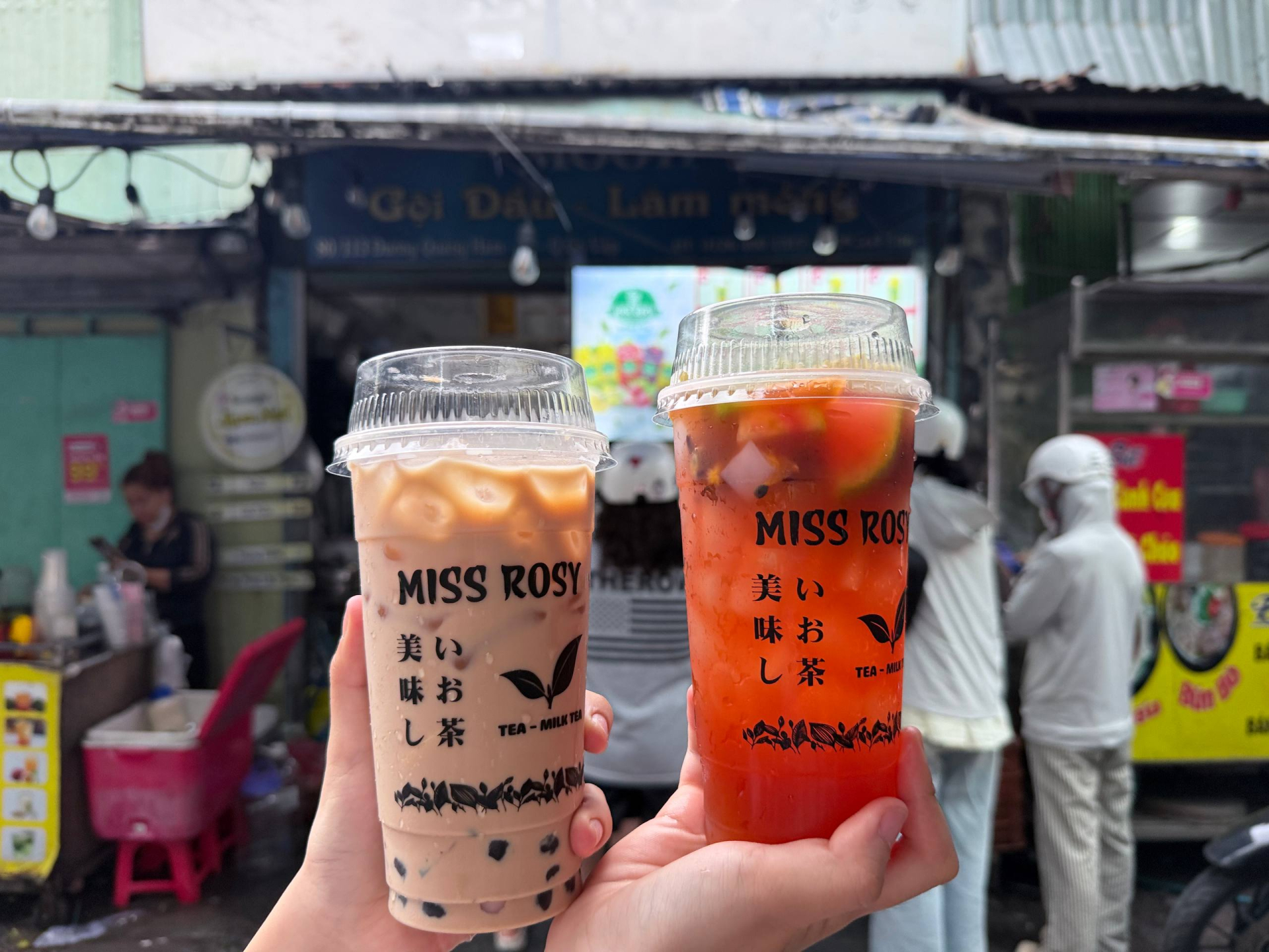 &ldquo;Hết tiền th&igrave; Miss Rosy&rdquo;: Tiệm tr&agrave; sữa 30k kh&ocirc;ng c&oacute; chỗ ngồi đang hot nhất S&agrave;i G&ograve;n, b&aacute;n nửa ng&agrave;y hết sạch- Ảnh 20.