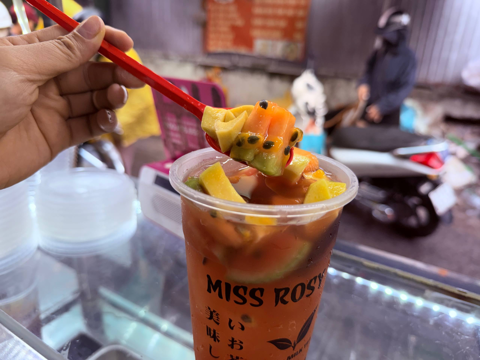 &ldquo;Hết tiền th&igrave; Miss Rosy&rdquo;: Tiệm tr&agrave; sữa 30k kh&ocirc;ng c&oacute; chỗ ngồi đang hot nhất S&agrave;i G&ograve;n, b&aacute;n nửa ng&agrave;y hết sạch- Ảnh 13.