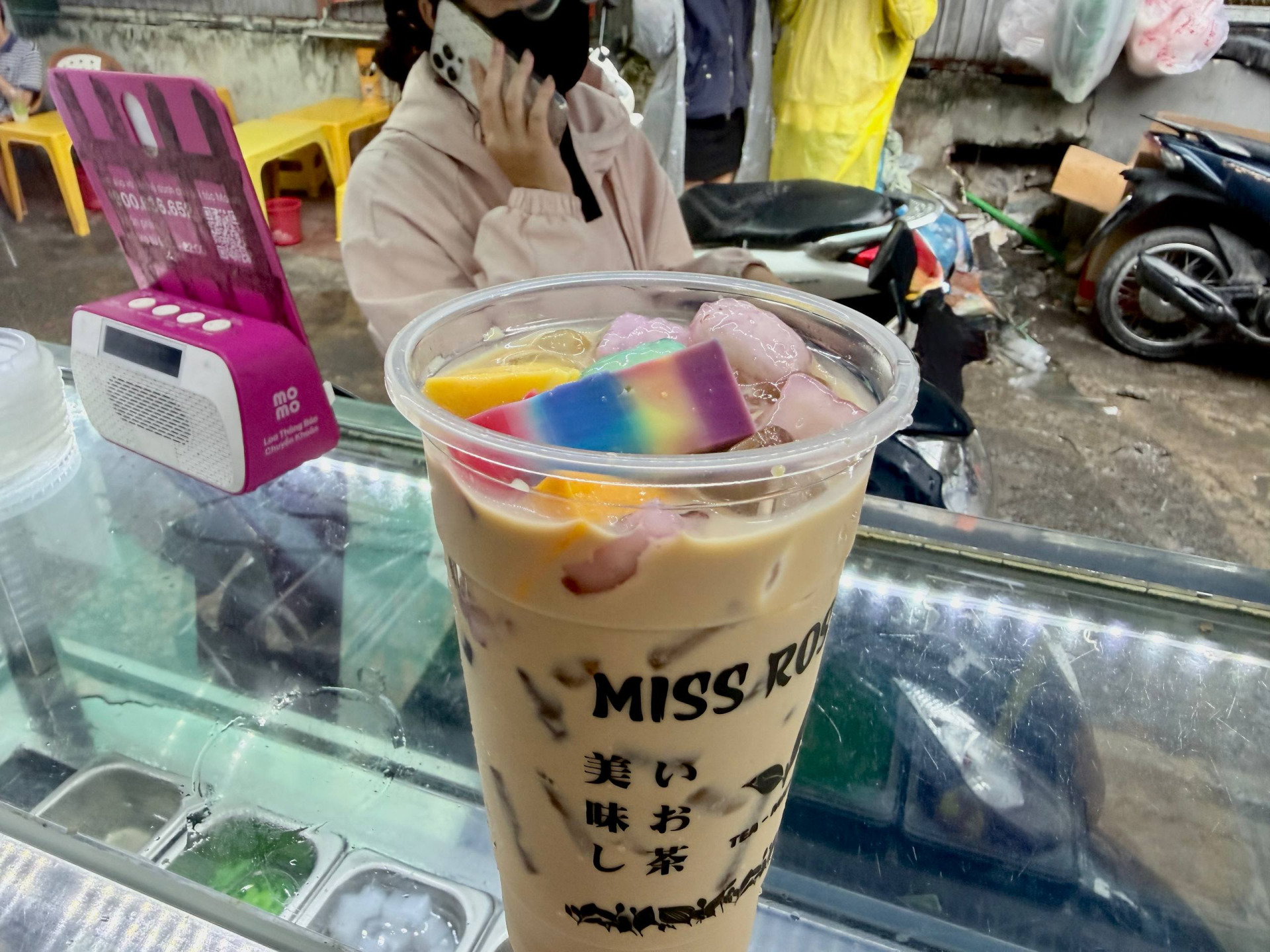 &ldquo;Hết tiền th&igrave; Miss Rosy&rdquo;: Tiệm tr&agrave; sữa 30k kh&ocirc;ng c&oacute; chỗ ngồi đang hot nhất S&agrave;i G&ograve;n, b&aacute;n nửa ng&agrave;y hết sạch- Ảnh 10.