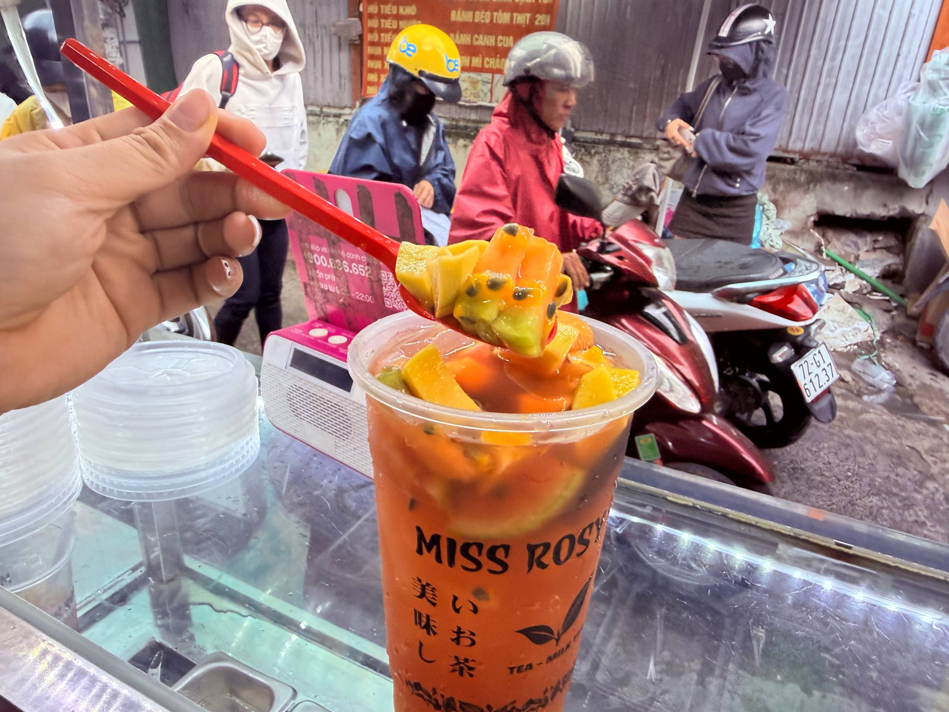 &ldquo;Hết tiền th&igrave; Miss Rosy&rdquo;: Tiệm tr&agrave; sữa 30k kh&ocirc;ng c&oacute; chỗ ngồi đang hot nhất S&agrave;i G&ograve;n, b&aacute;n nửa ng&agrave;y hết sạch- Ảnh 14.