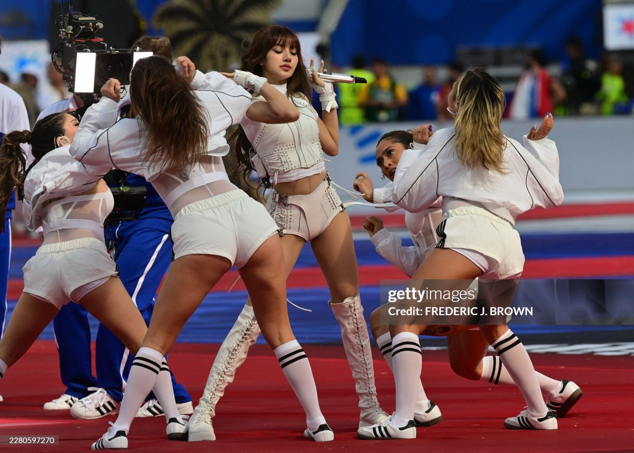 Gallery - HOT nhất hôm nay: Lisa (BLACKPINK) chính thức làm nên lịch sử tại World Cup, sốc hơn là không hở bạo - image 9