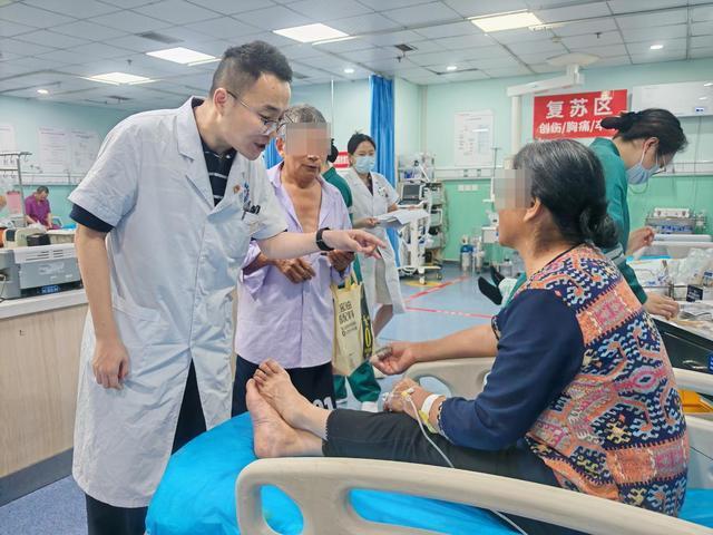 Bị rắn độc cắn v&agrave;o tay, cụ b&agrave; 64 tuổi c&oacute; m&agrave;n xử l&yacute; bất ngờ - Ảnh 2.